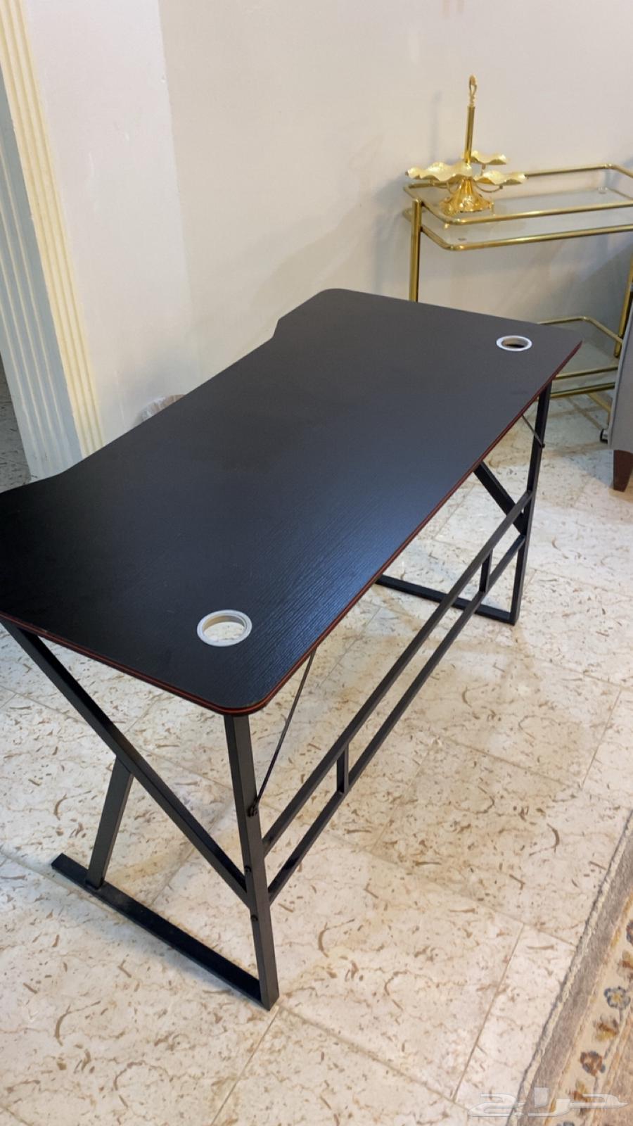 A new table, seriously no scratches, I want 100 riyals for the seminar64257562947203112