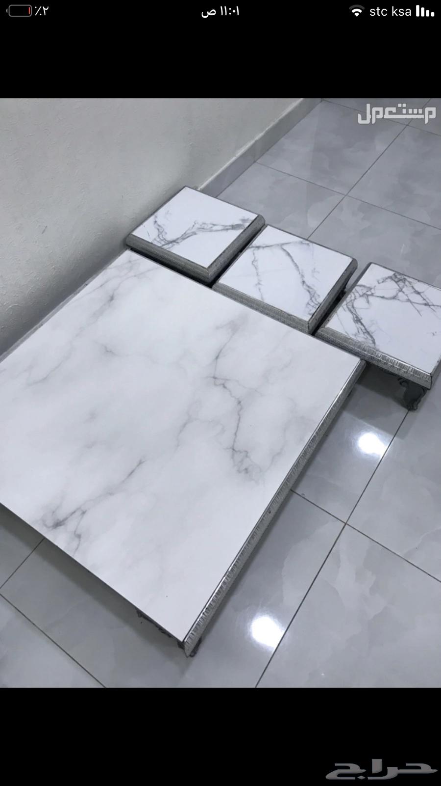 A large table with three legs64260238954115110