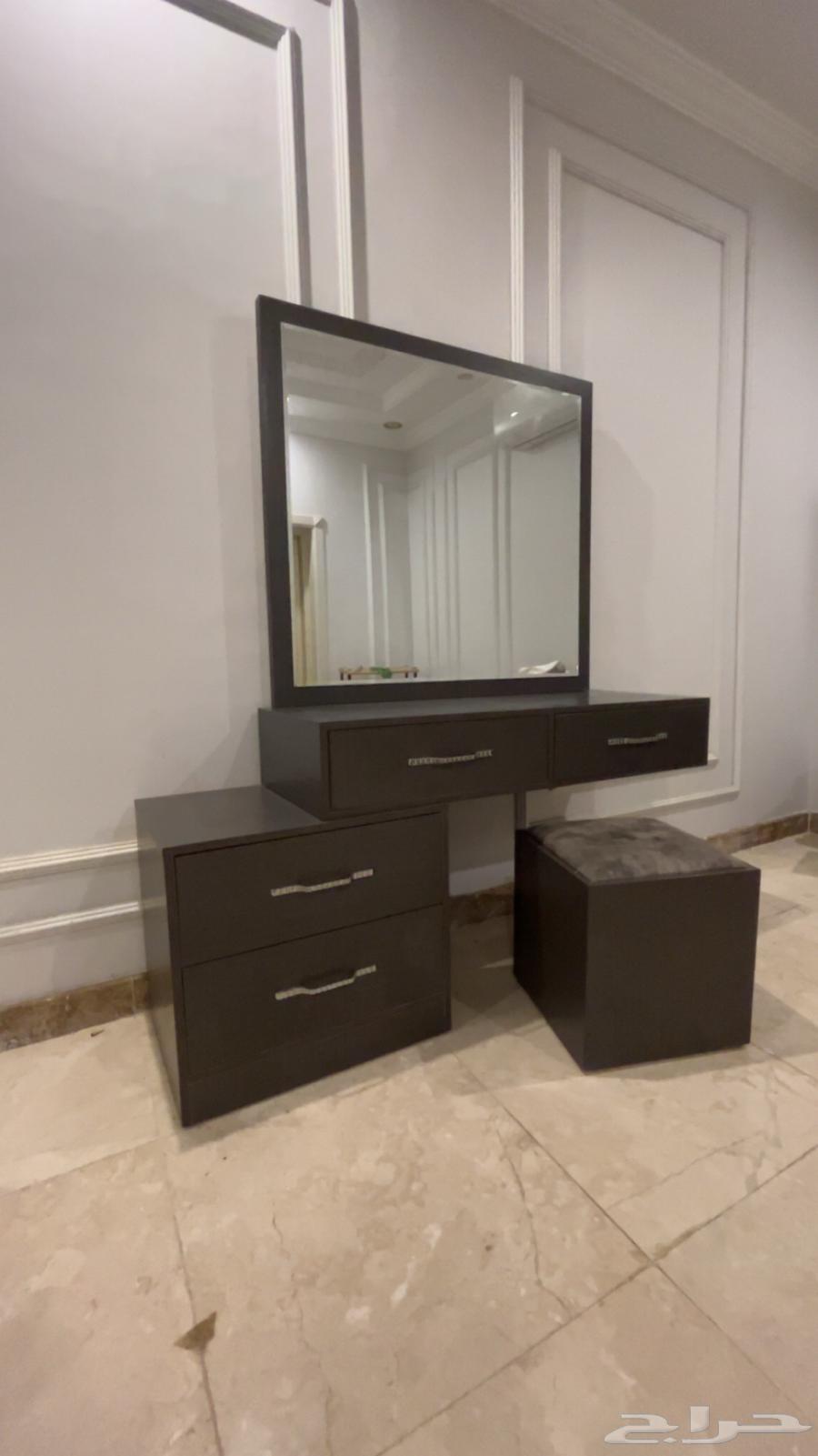 Dressing table with mirror and chair64262349614083110