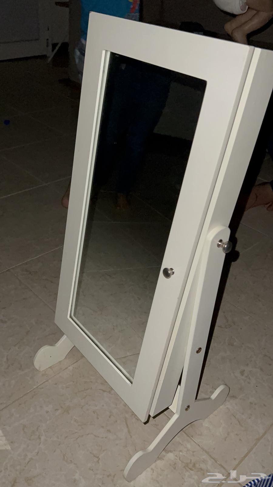 Mirror that opens from the inside64418458650498113