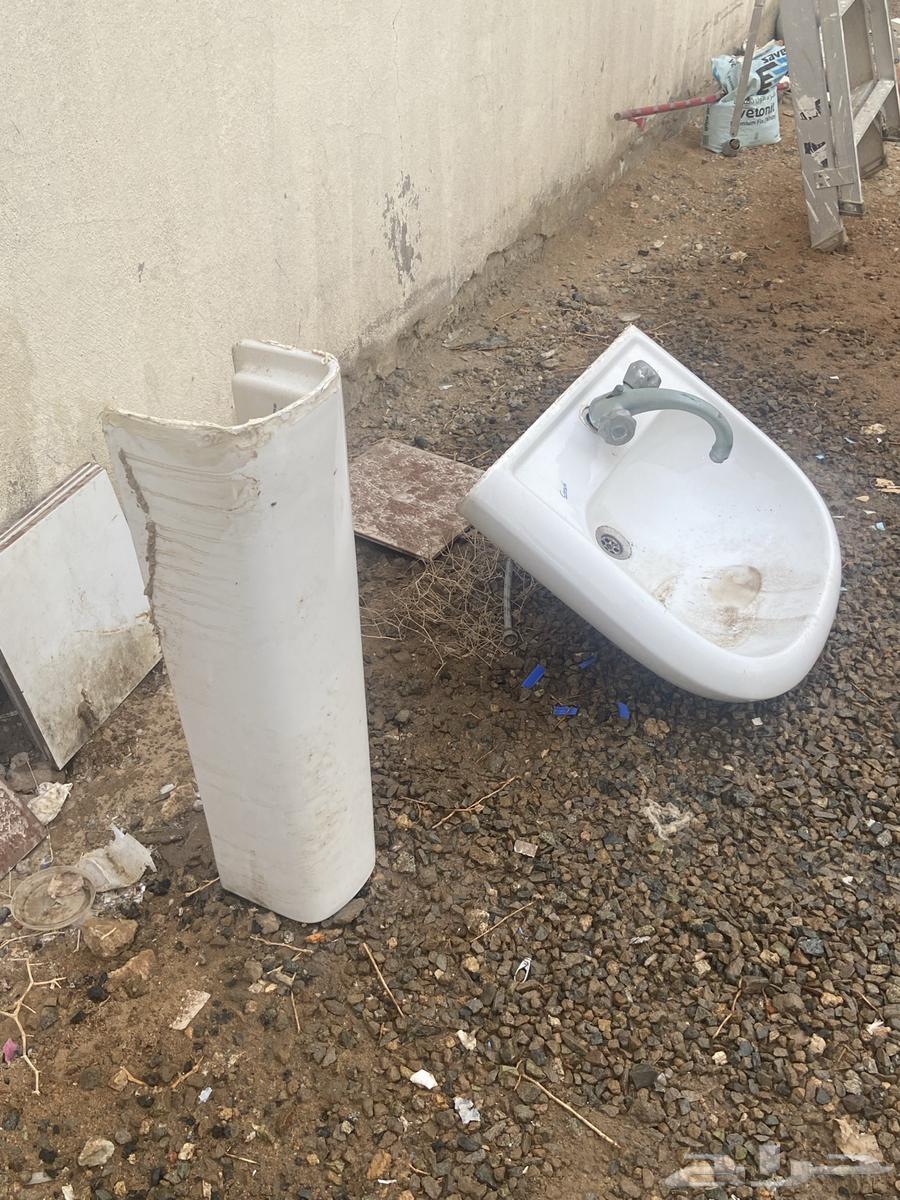 مغسلة مع قاعدة نظيفة جدا  مافيها اي كسر او اي عيب64273856178050111