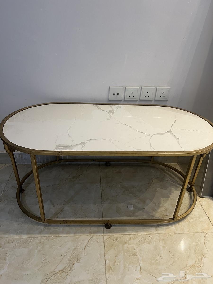 طاوله شبه جديدهه مع اربعه خدمه ب 25064258540841986111