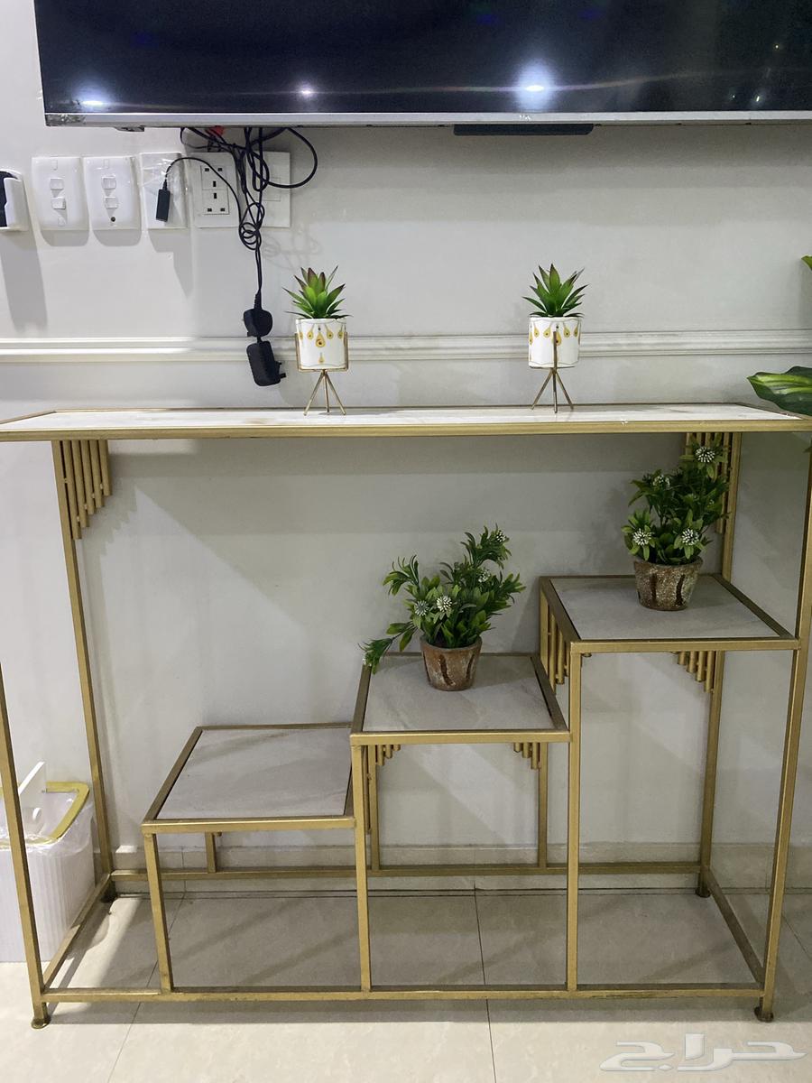 A table with nothing on it, clean and new64264809758467110