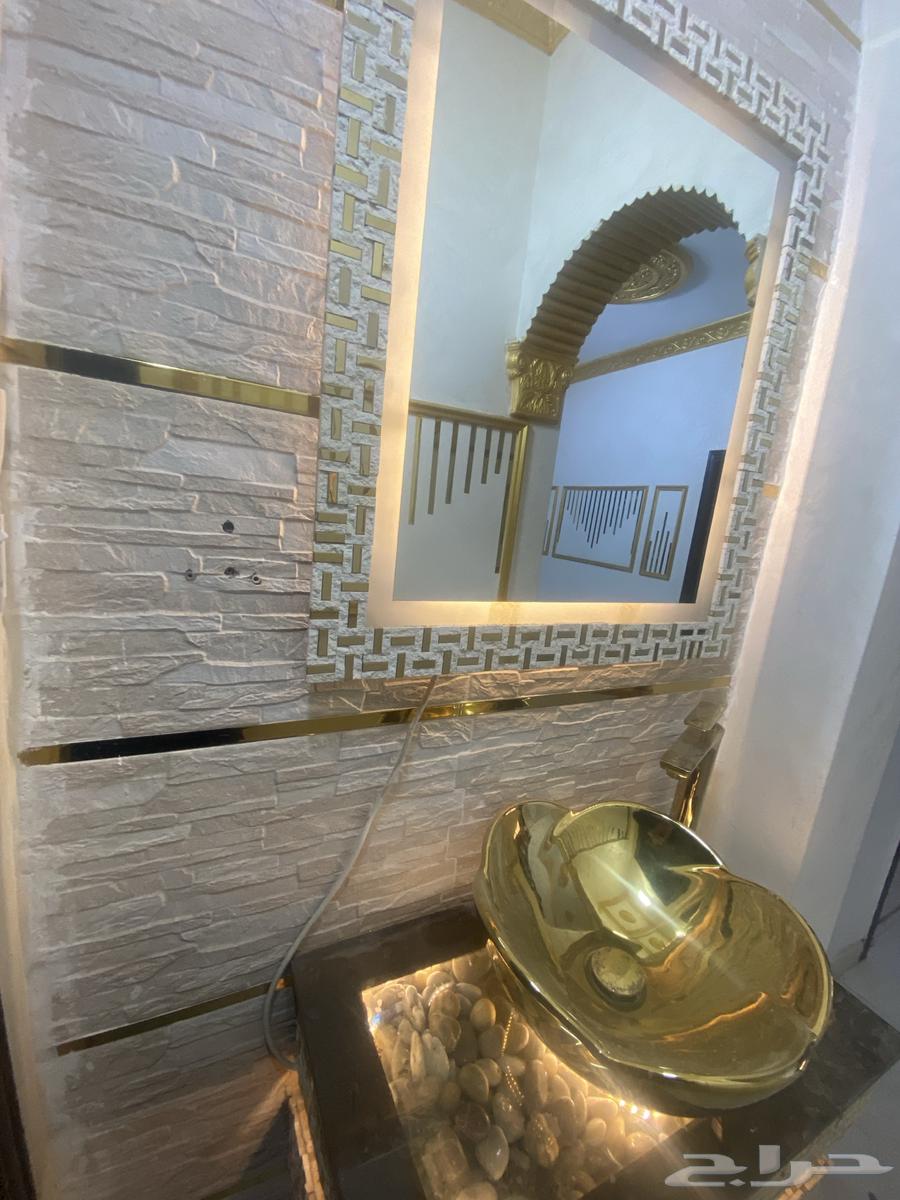 مغسلة ذهبي للبيع في حاله جيده فيها اضاءه مع المرايه والخلاط64262195481601111