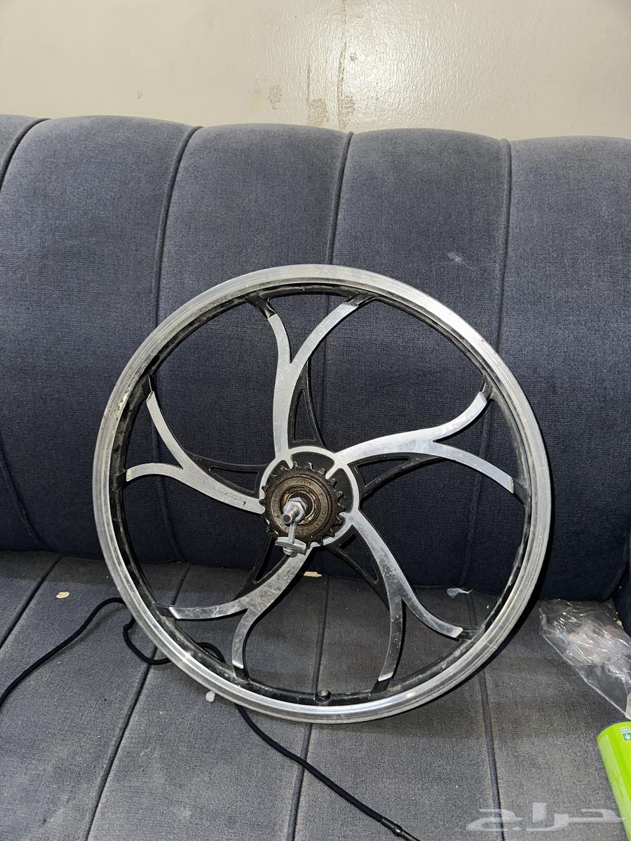 جنط شعله خلفي نظيف مقاس 2064423649580546113