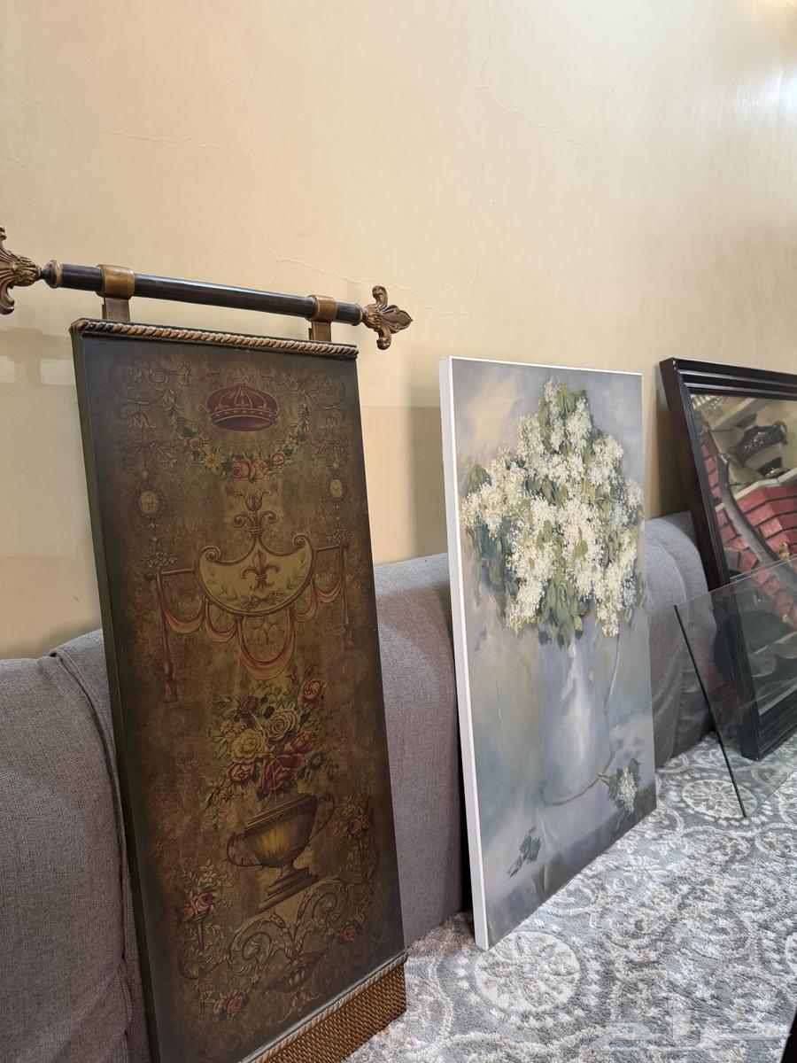 لوحات جدارية كلاسيكية وطاولة طعام كبيرة ومرايات64266487925505110