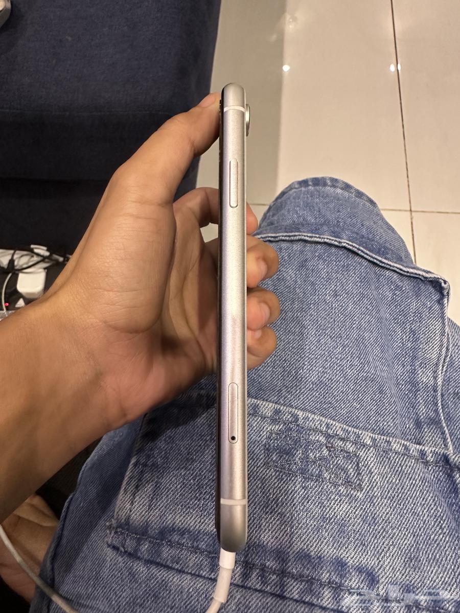 Genuine iPhone 64GB XR, very clean (battery 81%)64260587384707113