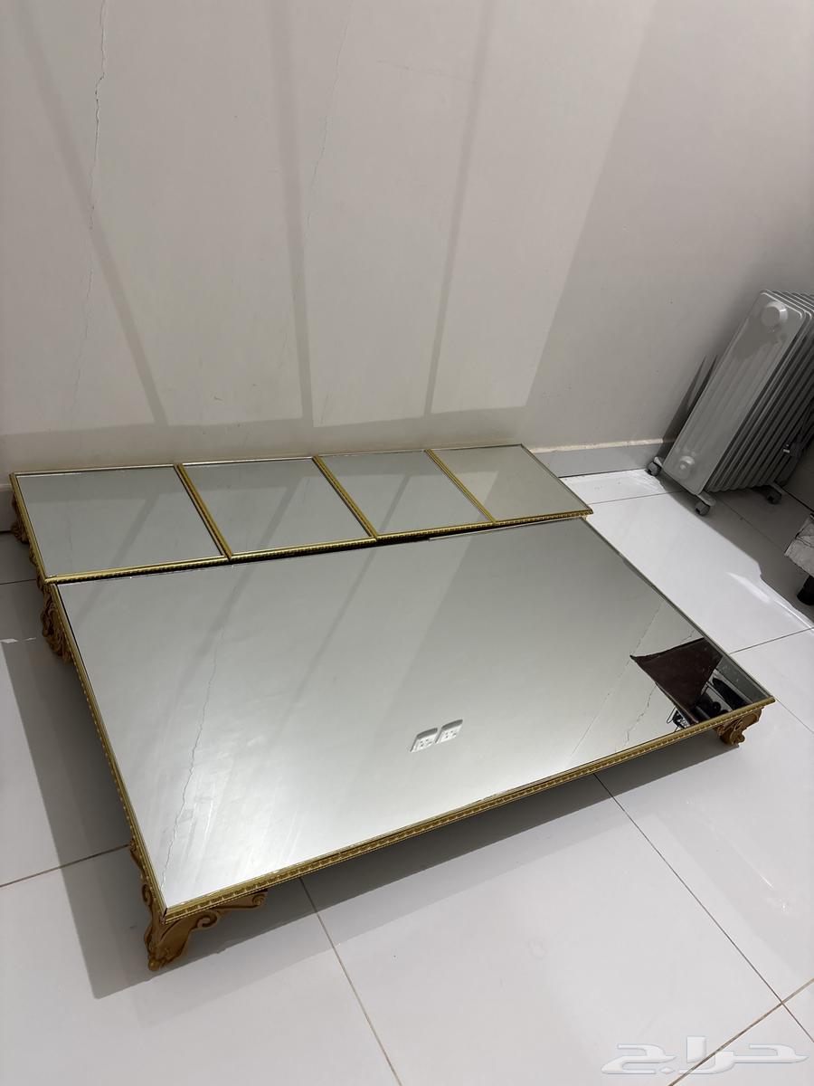 طاولات أرضية طاولة ومع أربعة طاولات خدمة64258880171266110