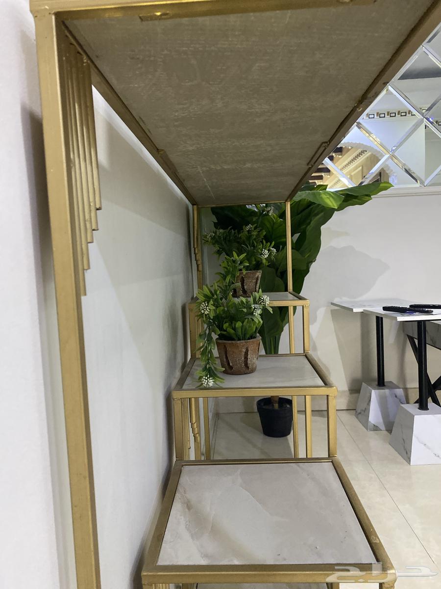 A table with nothing on it, clean and new64264809758467111