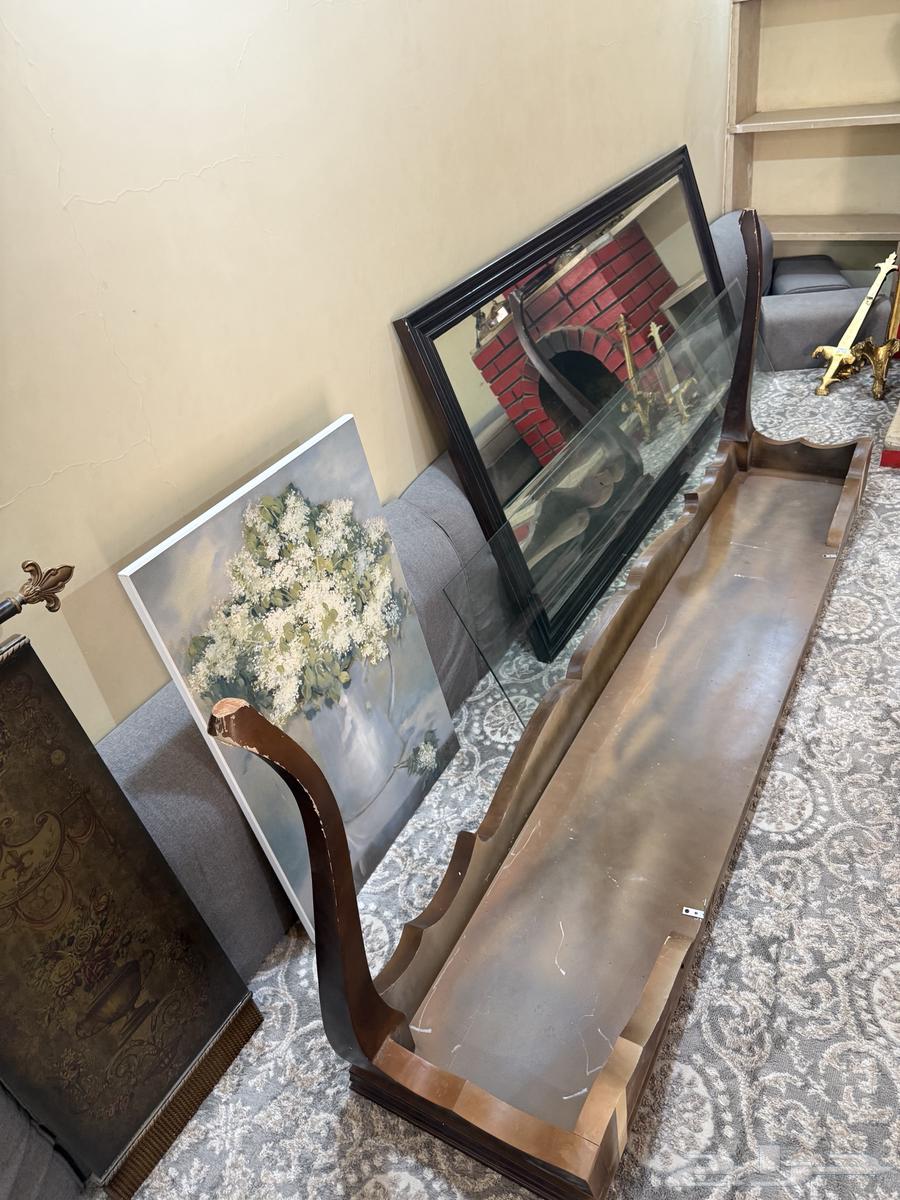 لوحات جدارية كلاسيكية وطاولة طعام كبيرة ومرايات64266487925505111