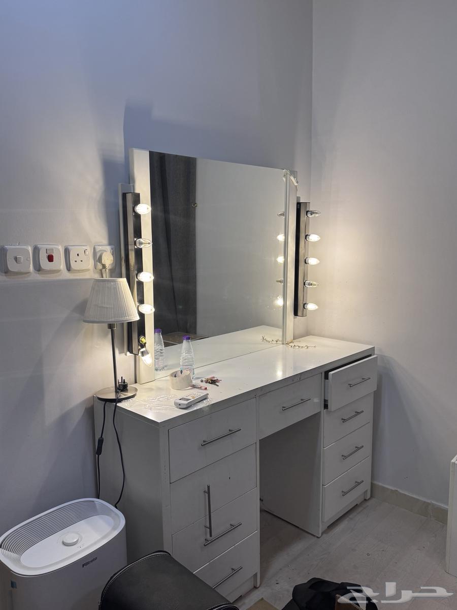 للبيع غرفة نوم مع اثنين كومدينه وتسريحه بكرسي ل اعلى سعر64256760435843111