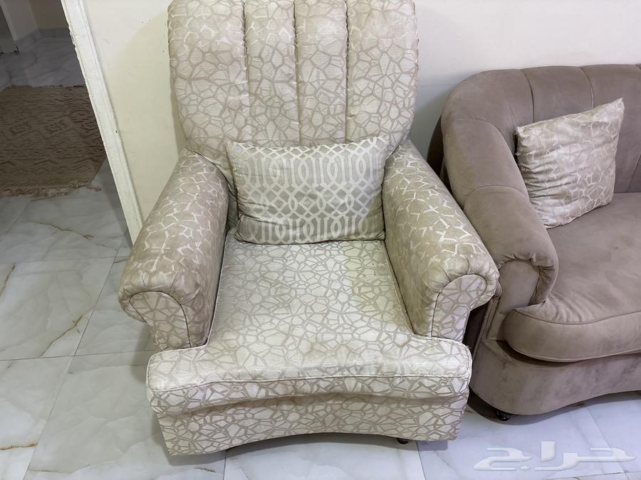 Five sofas with a mattress and two tables64271214265346114