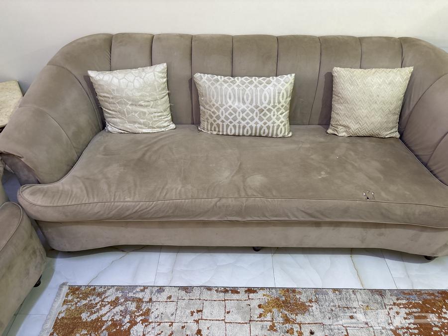 Five sofas with a mattress and two tables64271214265346113