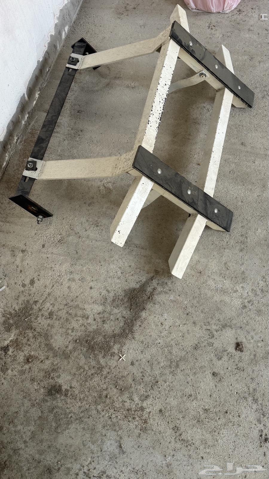 White-colored support64436708752770112