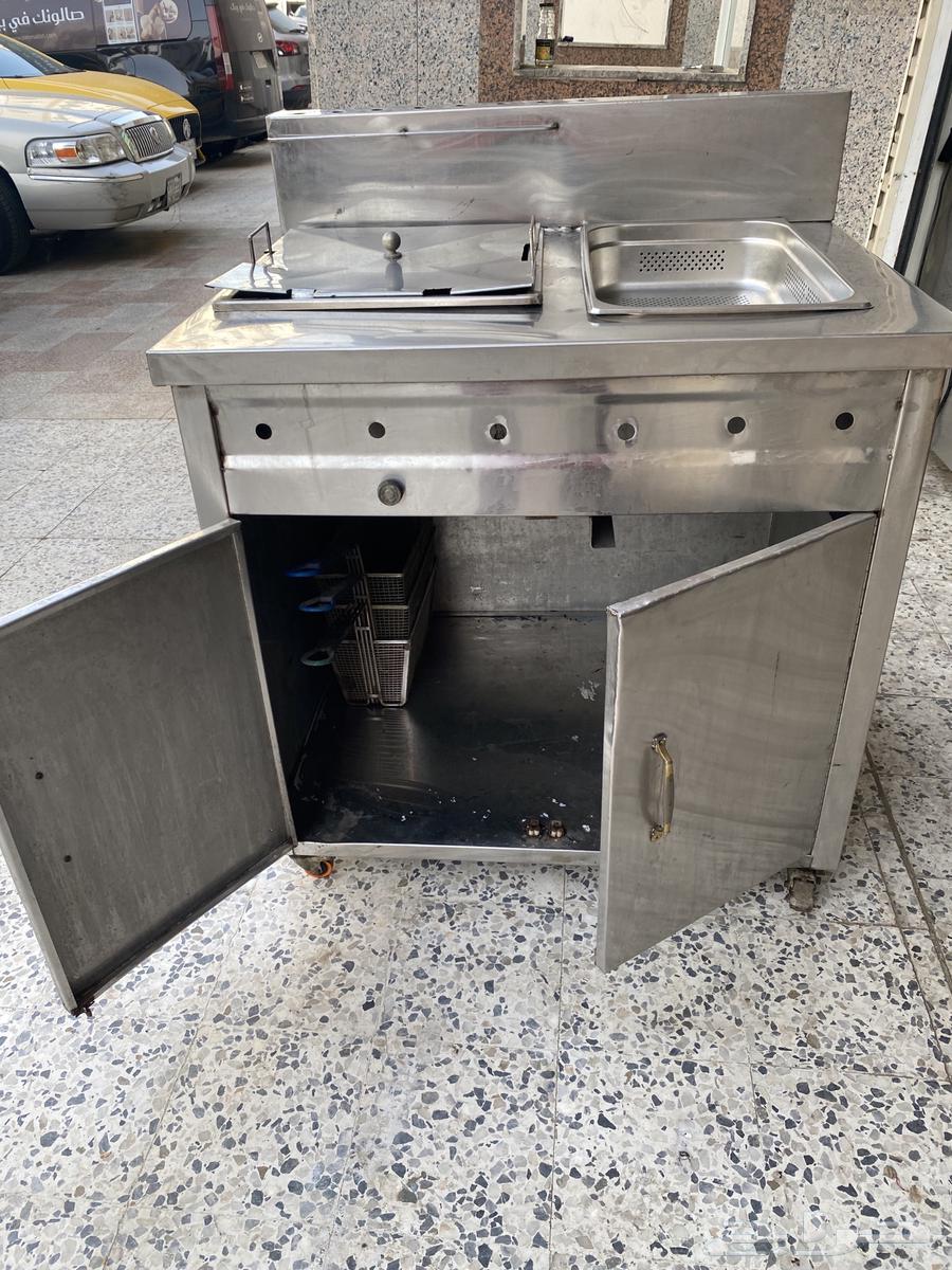 معدات مطعم شاورما و مشاوي بلكامل للبيع بسبب السفر64300580092161114