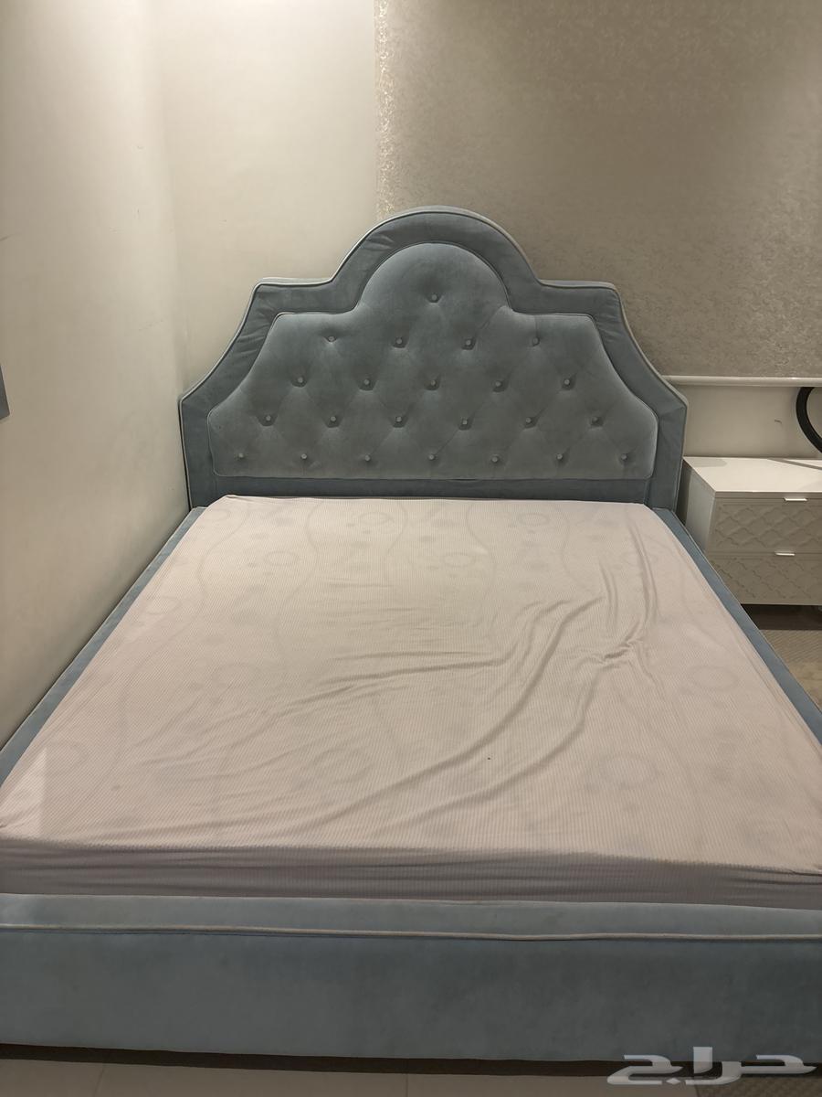 تخت سرير مستعمل مع المرتبة للبيع64299948985217111