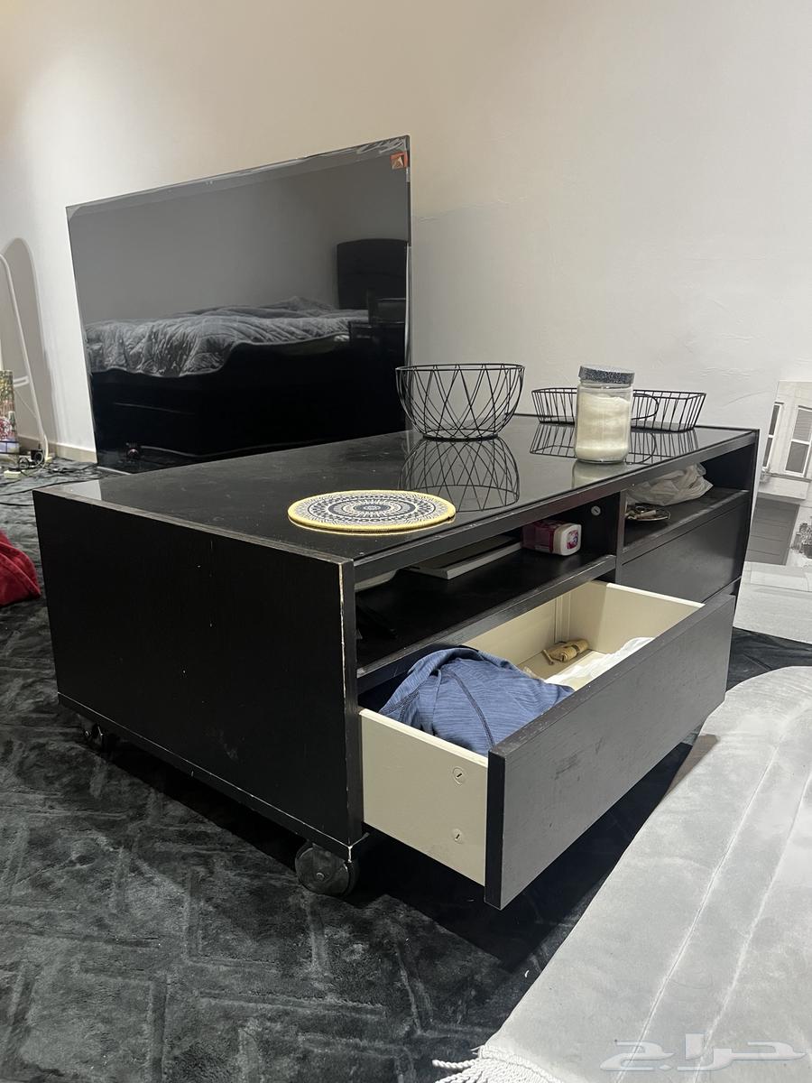 طاولة بحالة جيدة من اشلي اعتقد  على السوم64301285678849111