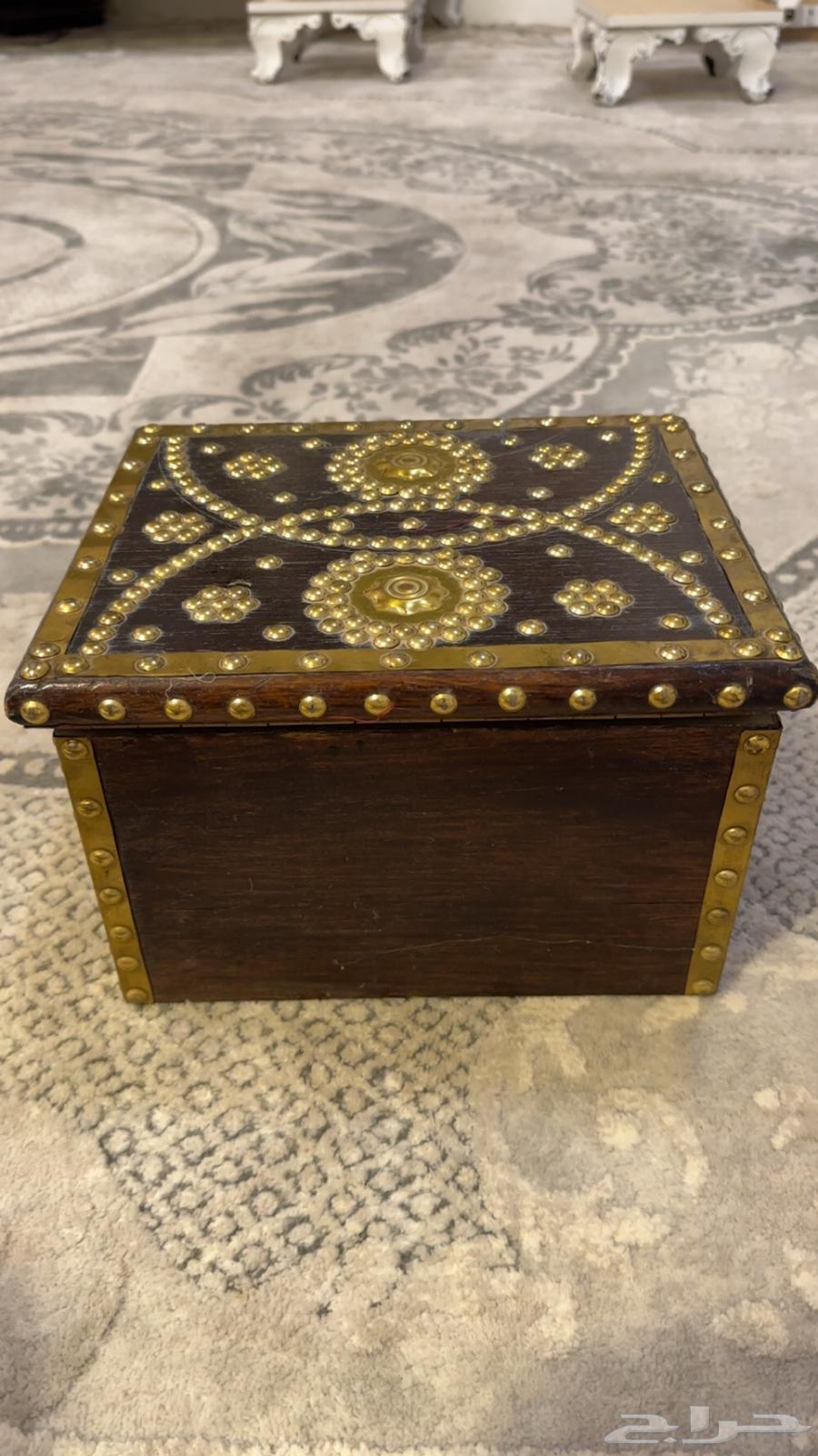 صندوق نادر قديم جدا جدا بحالة جيده جدا64310378075010113