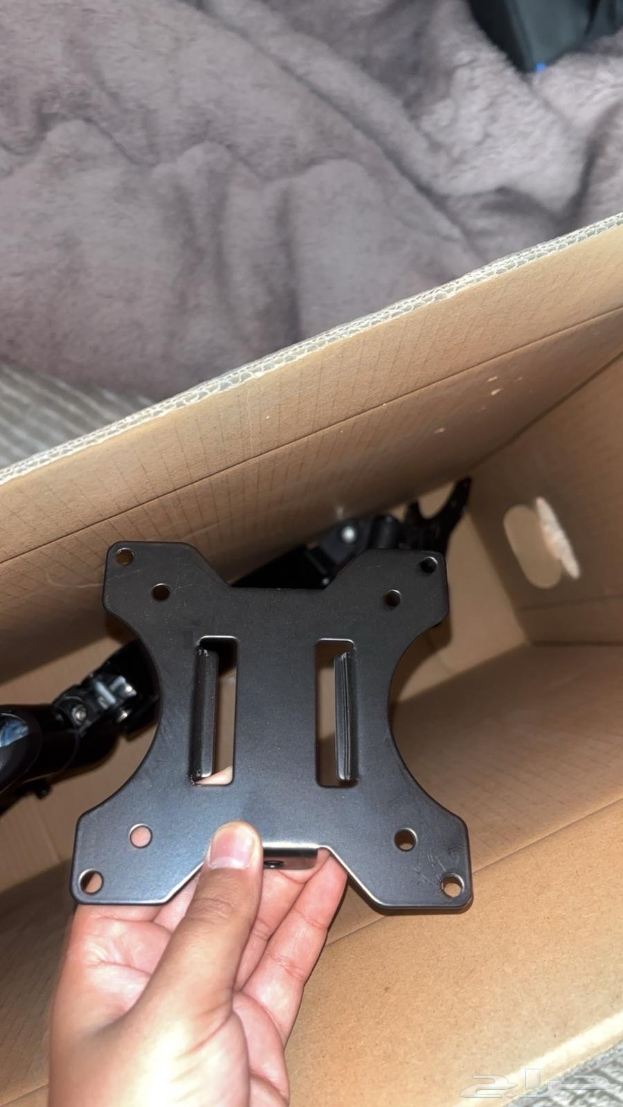 A base consisting of two screens64441553810689111