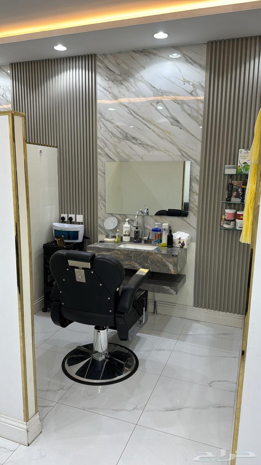 للتقبيل محل حلاقة رجالي بكامل تجهيزاته63613613958017111
