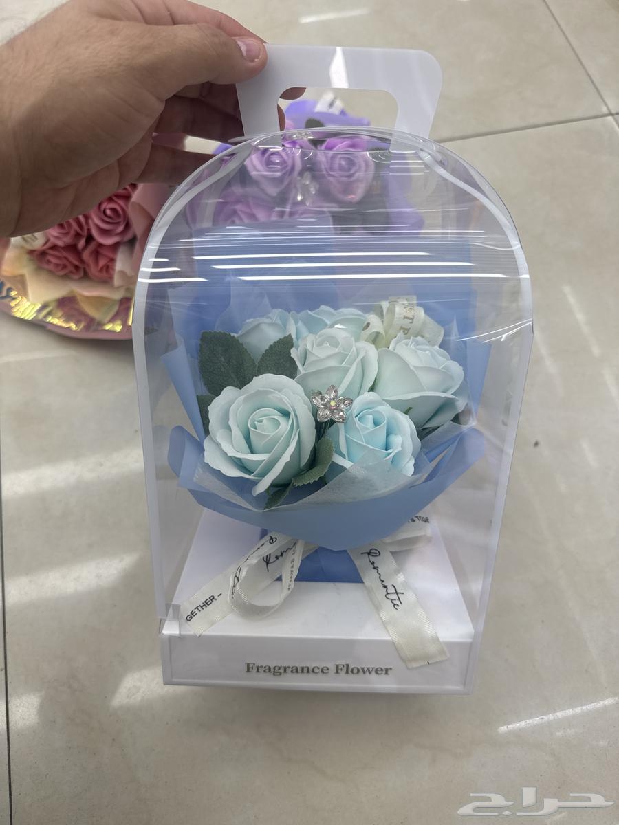 باقات ورد معطر فاخر تصميم أنيق داخل علبة هدية شفافة64304422166529113