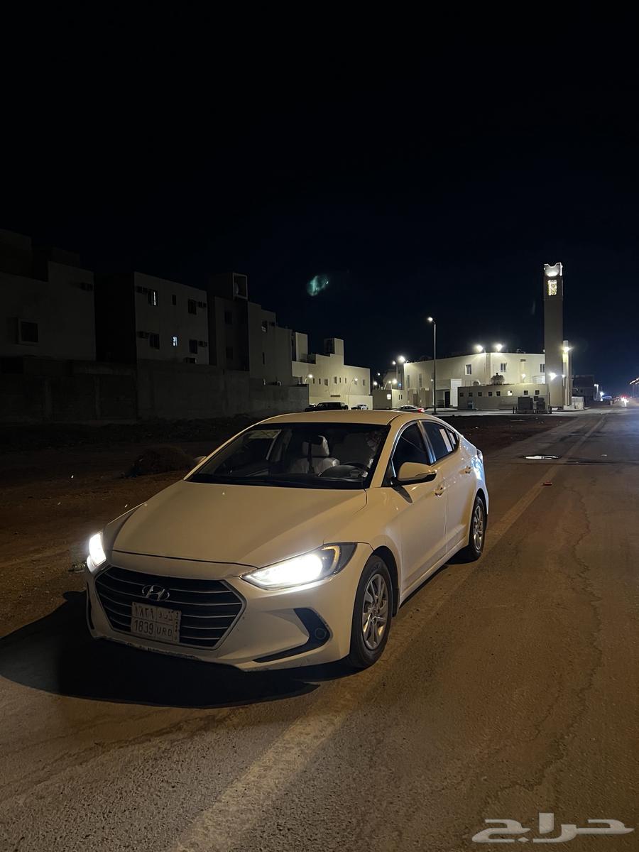 The 350cc motorcycle has a right fender and a dent on the rear fender64451740907009112