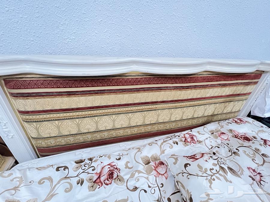 للبيع سرير أصلي من خشب كبير مقاس 210 x 20064311775583746114