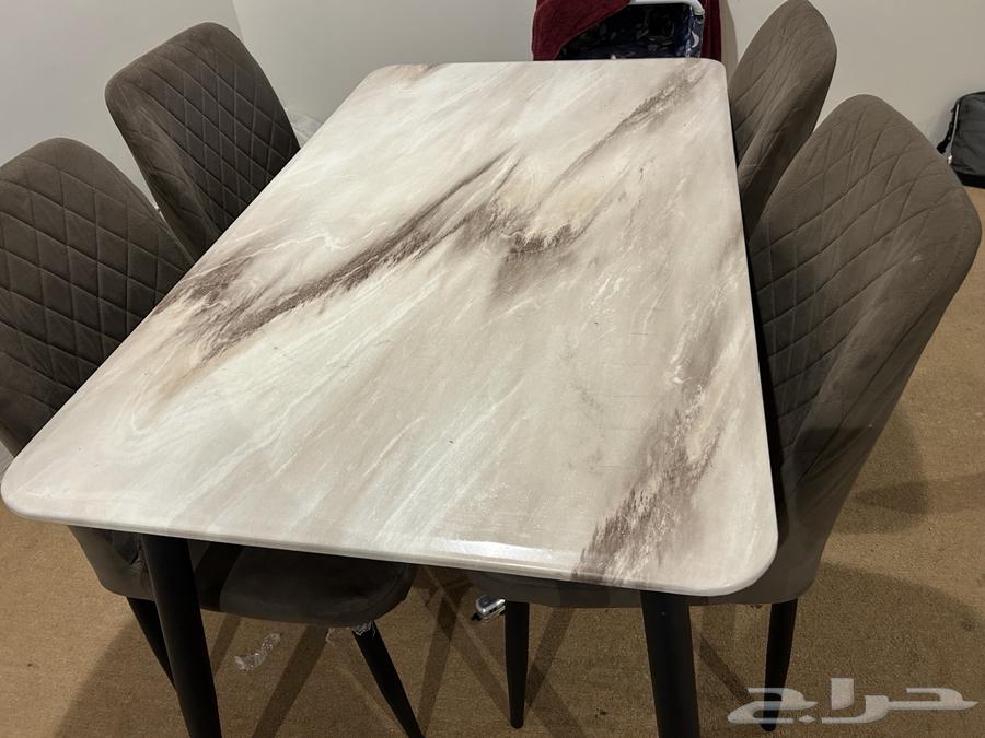طاولة طعام لـ 4 أشخاص مع كراسي، حالة جيدة وكأنها جديدة64306637553282110