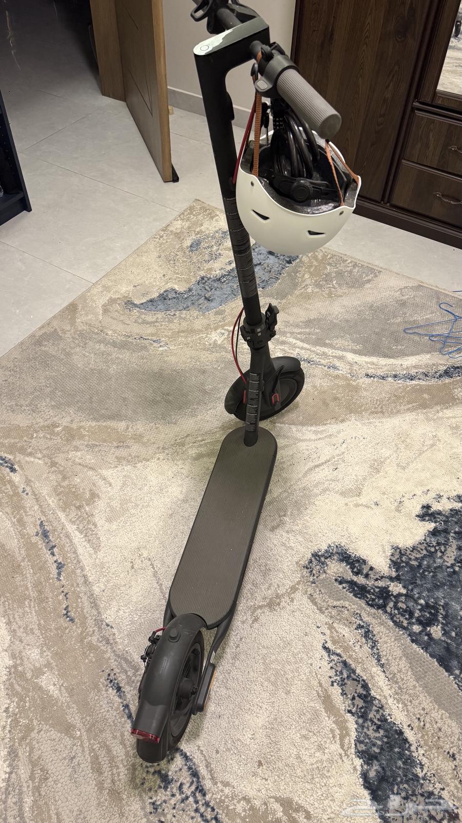 Xiaomi Scooter 4 in very clean condition with lock, helmet, and mirrors64317676437121111