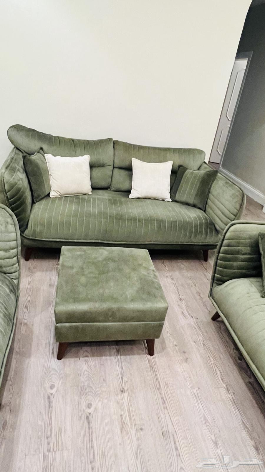 كنب زيتي للبيع مع طاولة تلفزيون من ايكيا64321046726914111