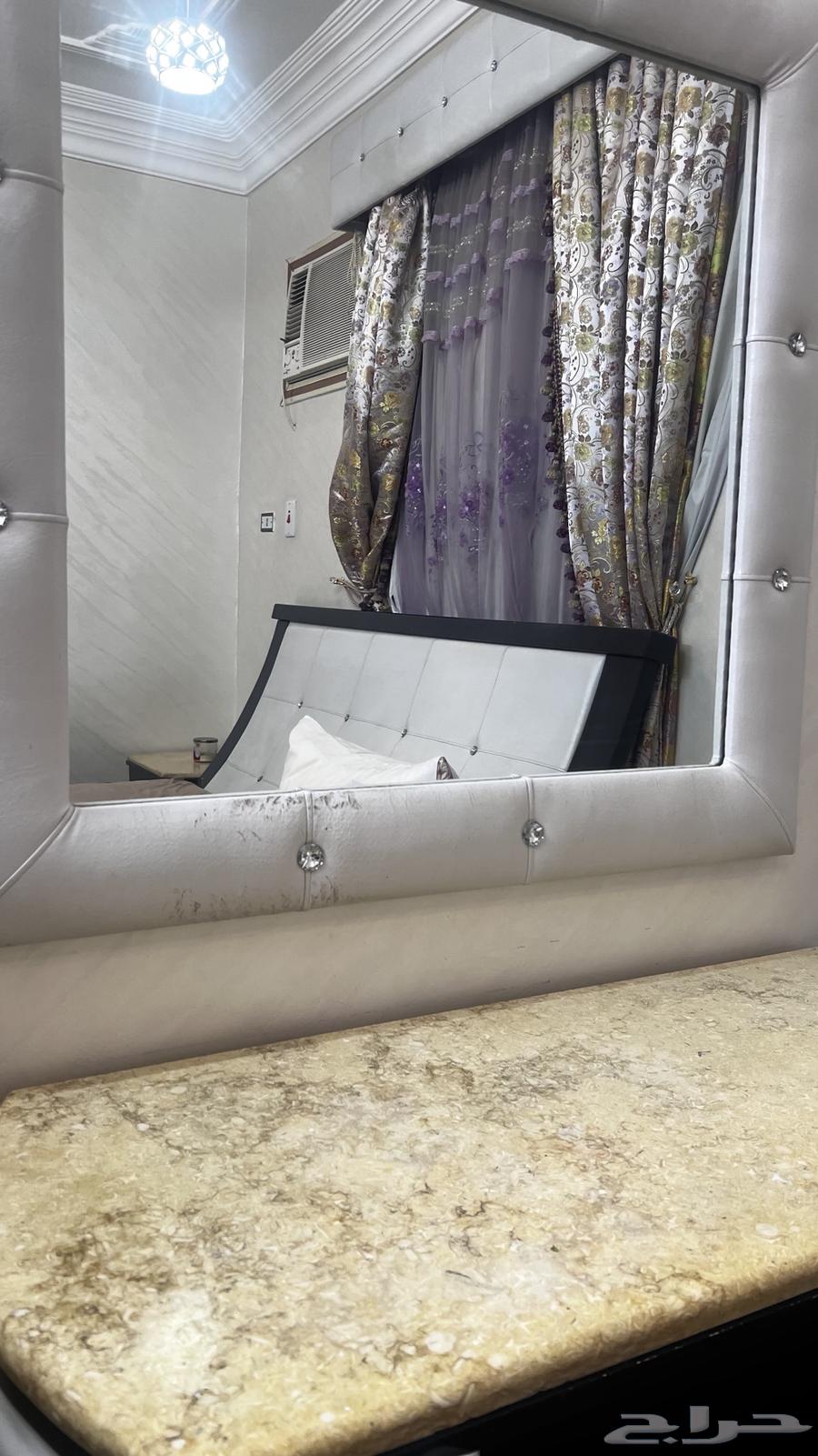 غرفة نوم مع ستاره ولحاف جديد64314297216513110