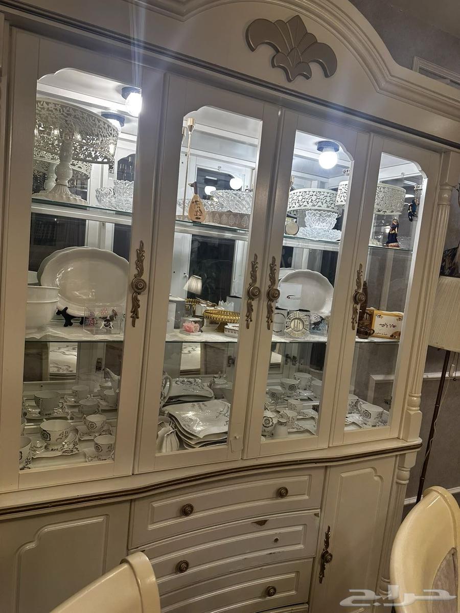 Dining table with 8 chairs64322778115459111