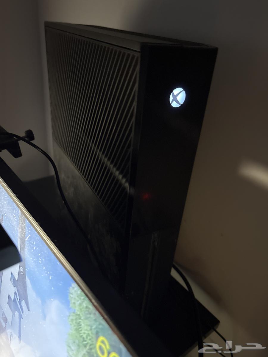 Clean Xbox, never used it, with its original headset and controller64313565478914110