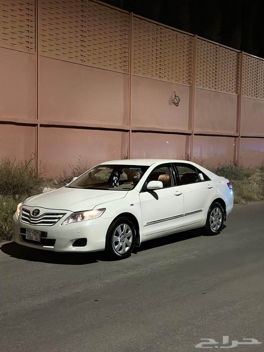 Hello, I'm offering you a 2011 Camry with pearl color and mileage around 50064453297888002113