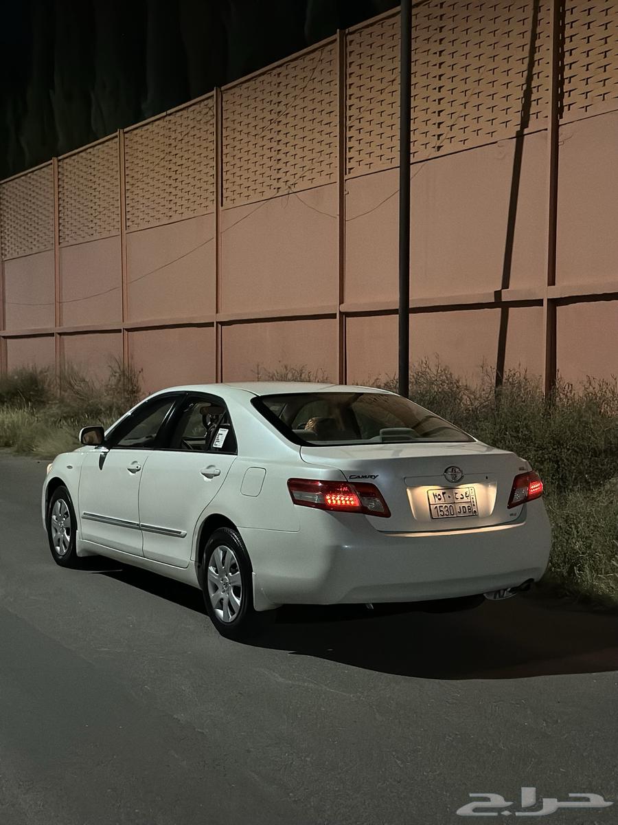 Hello, I'm offering you a 2011 Camry with pearl color and mileage around 50064453297888002111