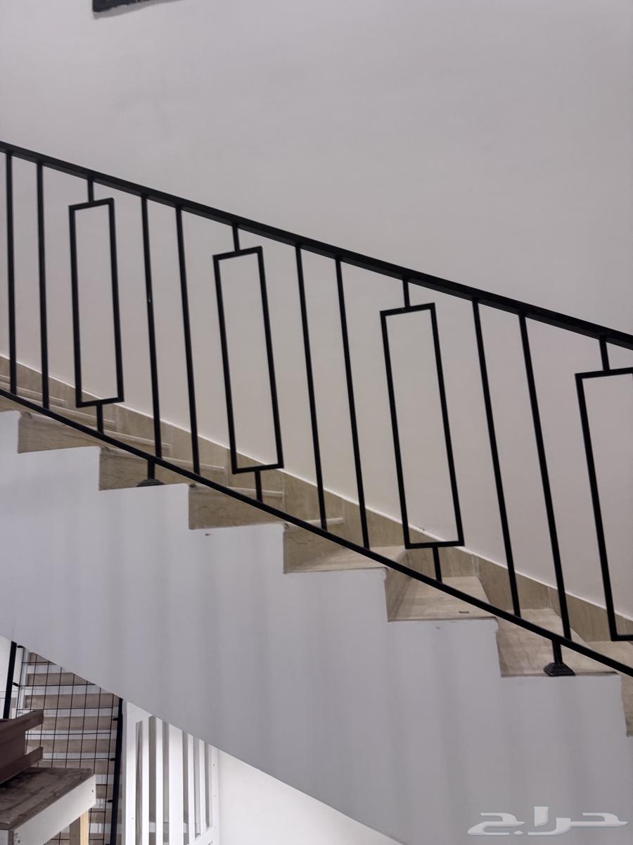 يوجد درج حديد للبيع64314125571842111