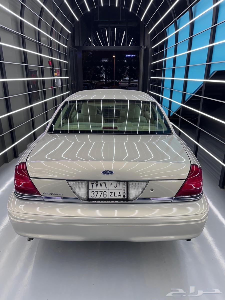 Crown Victoria64464761408258112