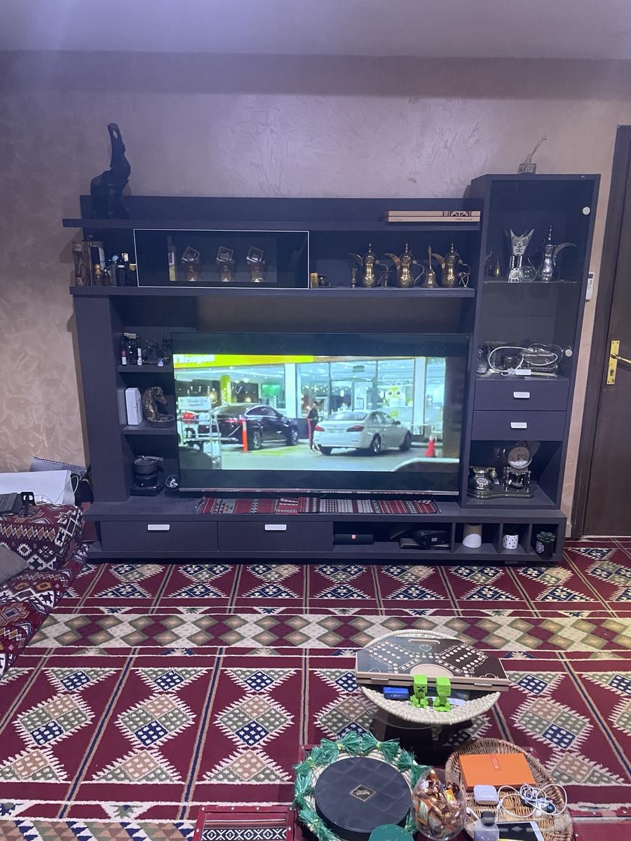 تلفزيون 65 بوصة سمارت مع طاولة تلفزيون من هوم سنتر64323805097986114