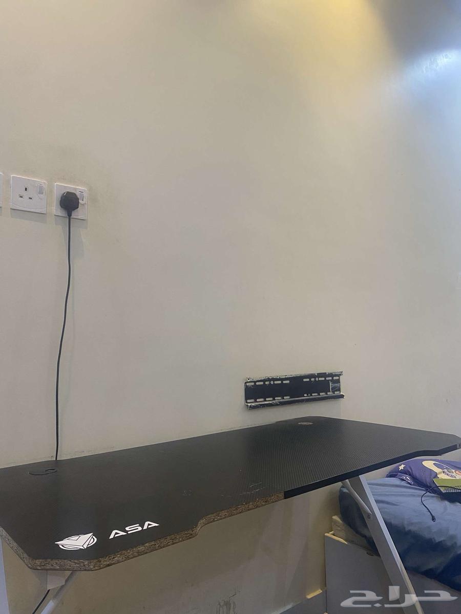 Screen, Table, and PlayStation 464314472855427112