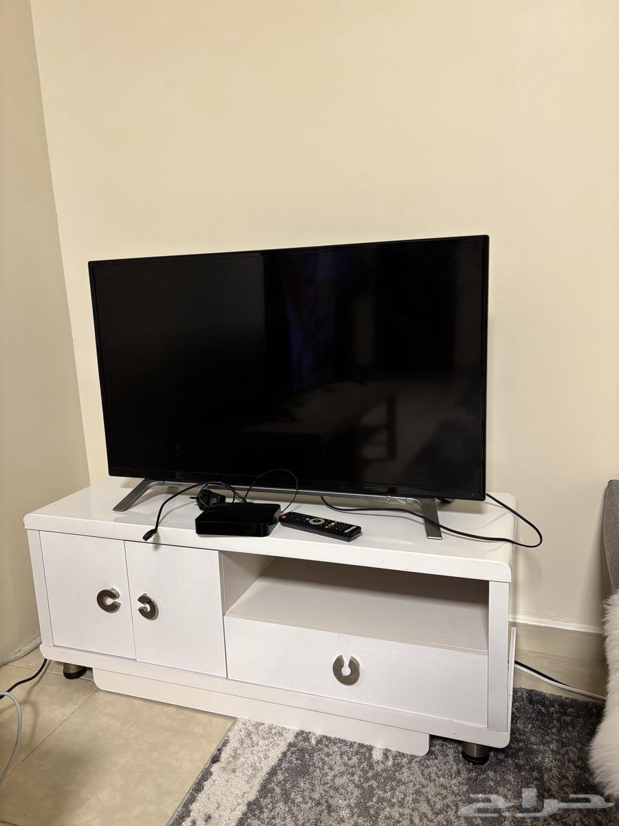 شاشة توشيبا 42 بوصه و طاولة شاشة وسيفر بحاله ممتازة64320203121665112