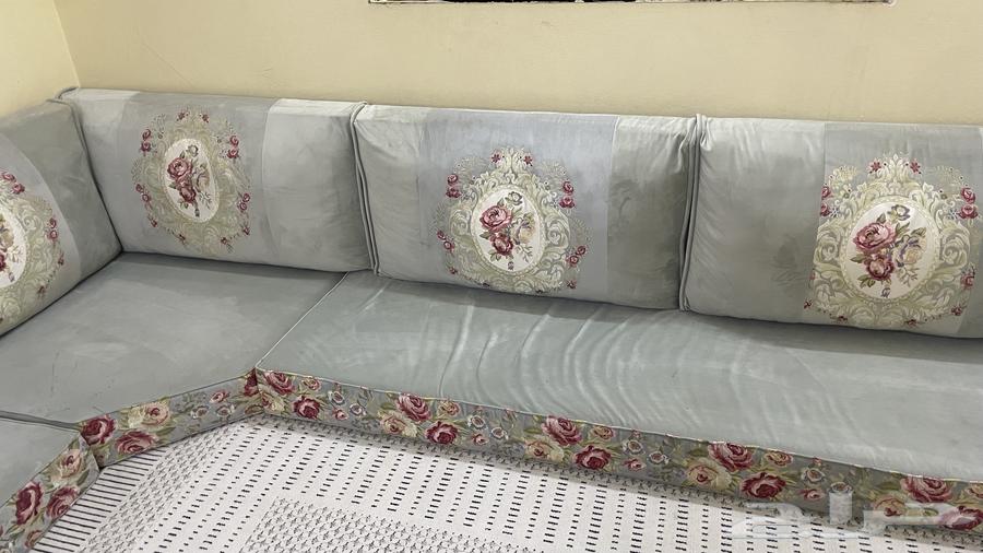 Floor seating64317767017346113