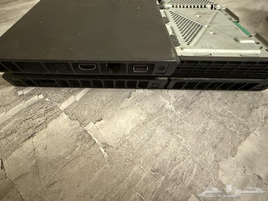 سوني 4 نضيف ولا يشكو من شي معه ثلاث قيور وستاند64322327464195113