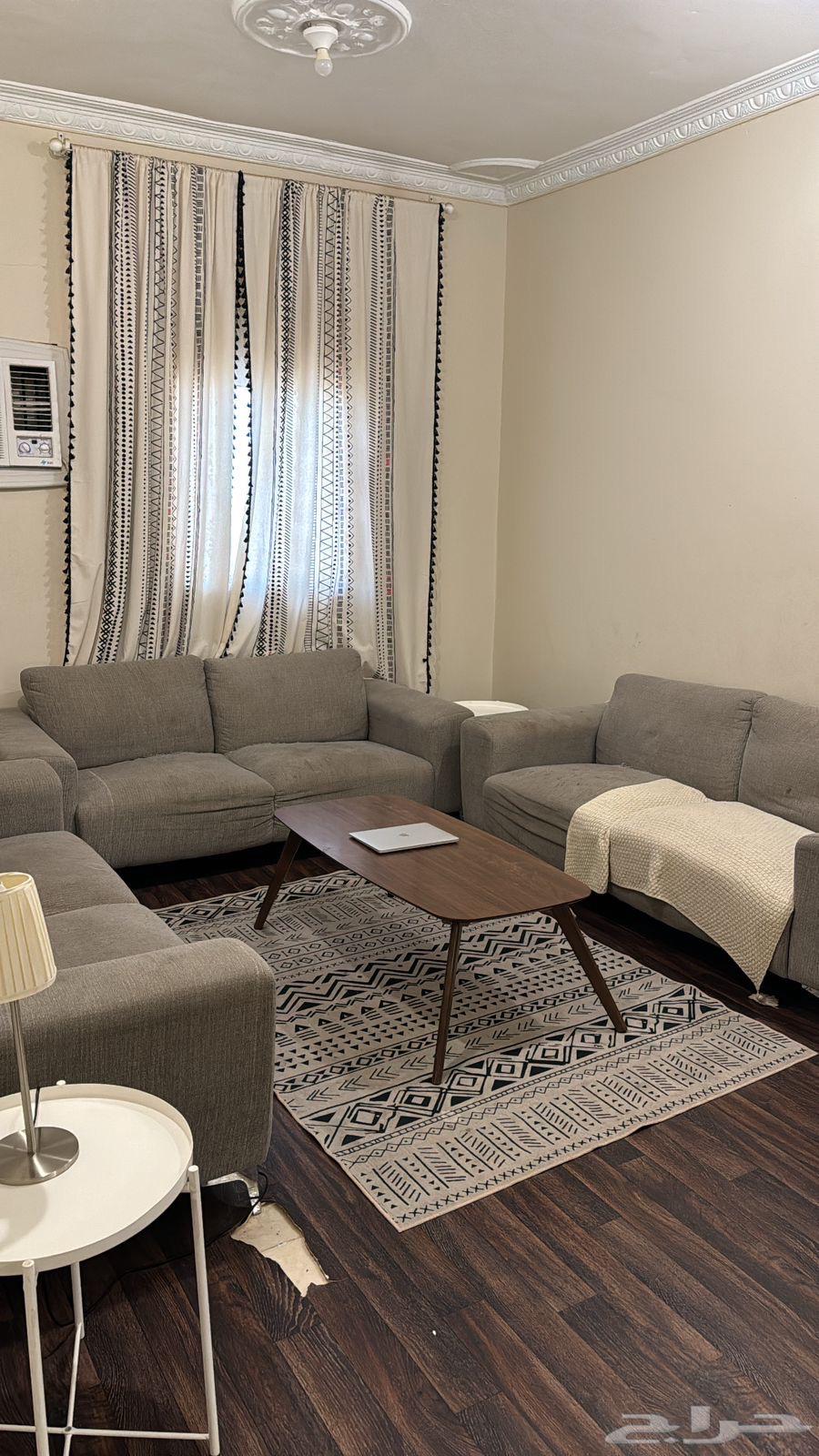 كنب من هوم سنتر يحتاج تنجيد فقط64320367777537113