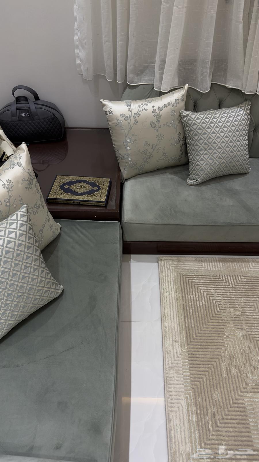 جلسة أرضية ما جلسو عليه الضيوف64353854542723114