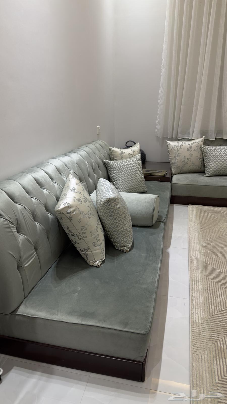 جلسة أرضية ما جلسو عليه الضيوف64353854542723113