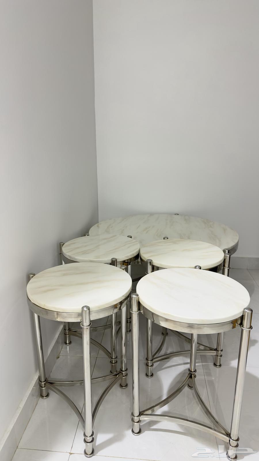 طاولات عدد اربع صغير وواحده كبيره64328677883650112