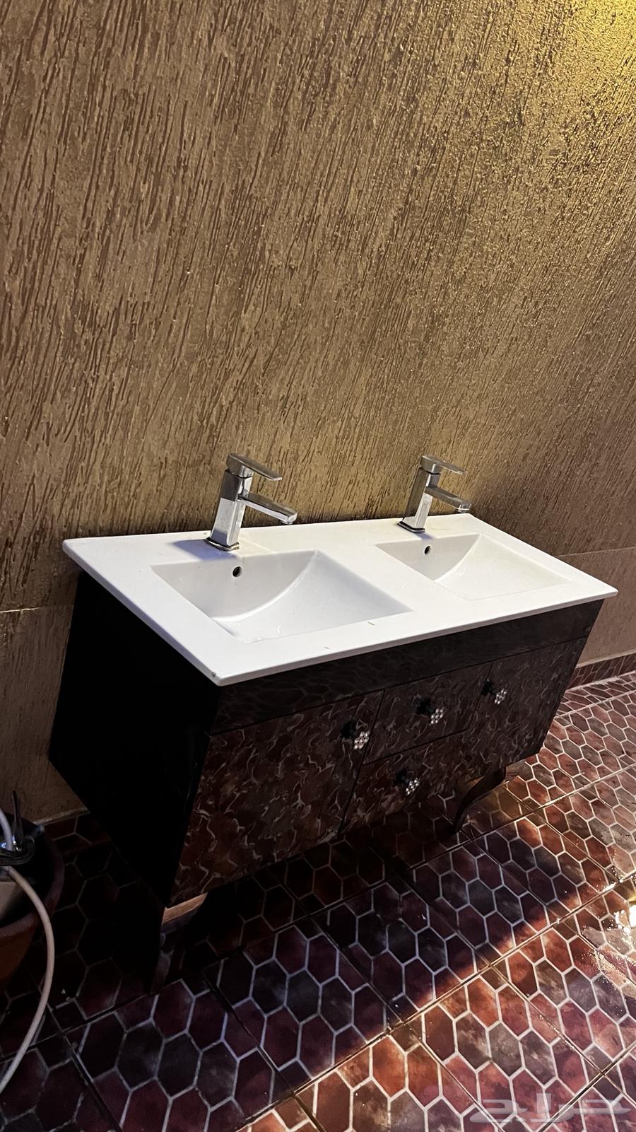 مغسله مع دولاب مع مرايه مع كل شي نضيفه64359763881091114