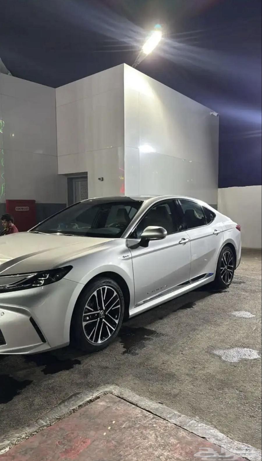 كامري 2025 LE هايبرد لون فضي للبيع الكاش64471170947330111