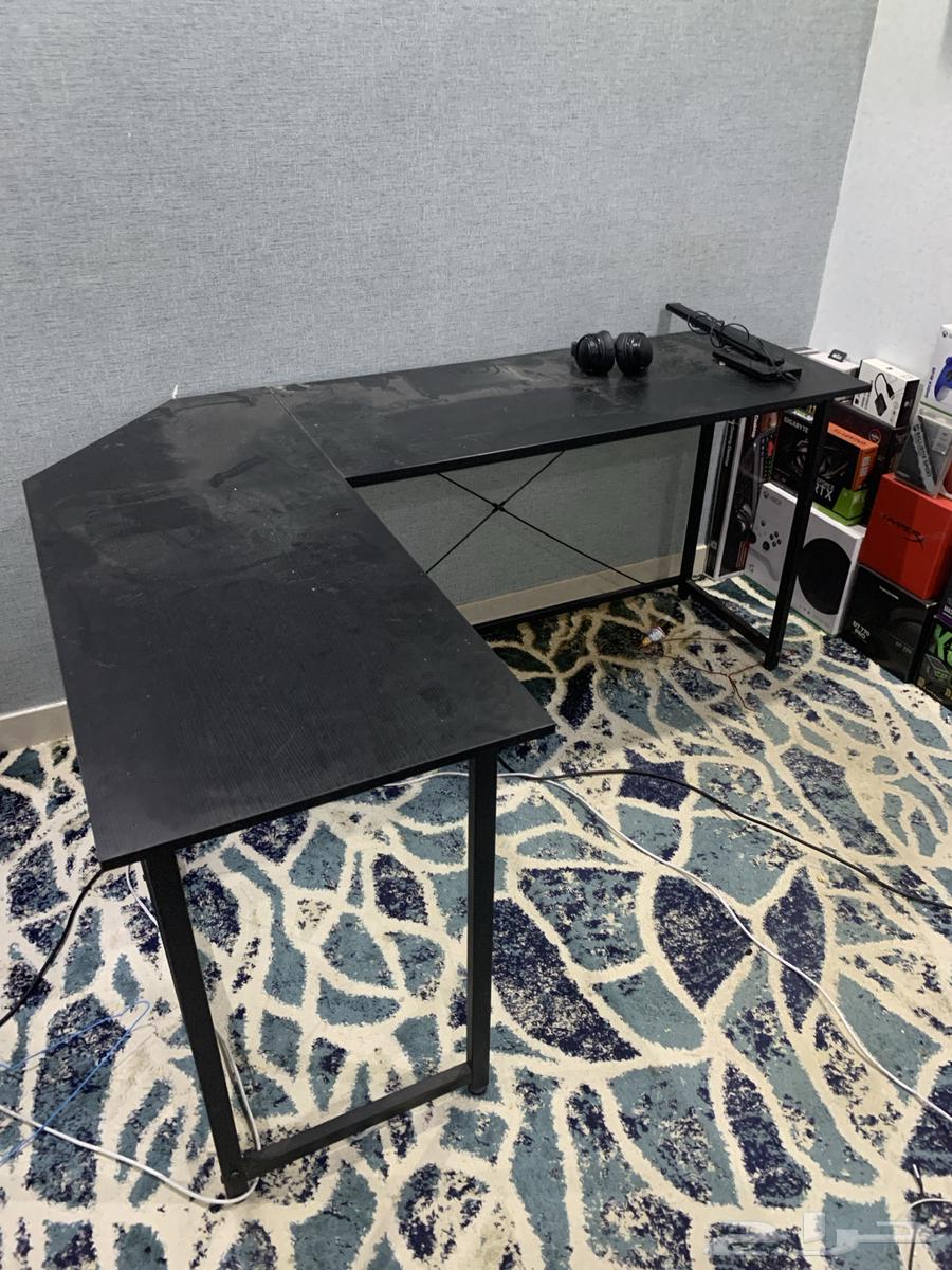 طاولة على شكل حرف L وكرسي جلد كبير64328273853186110