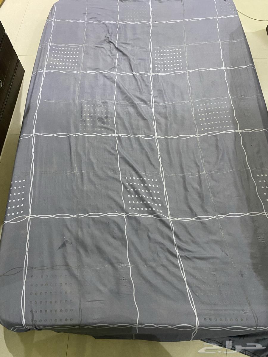 Clean bed mattress, good condition carpet64335620355715110